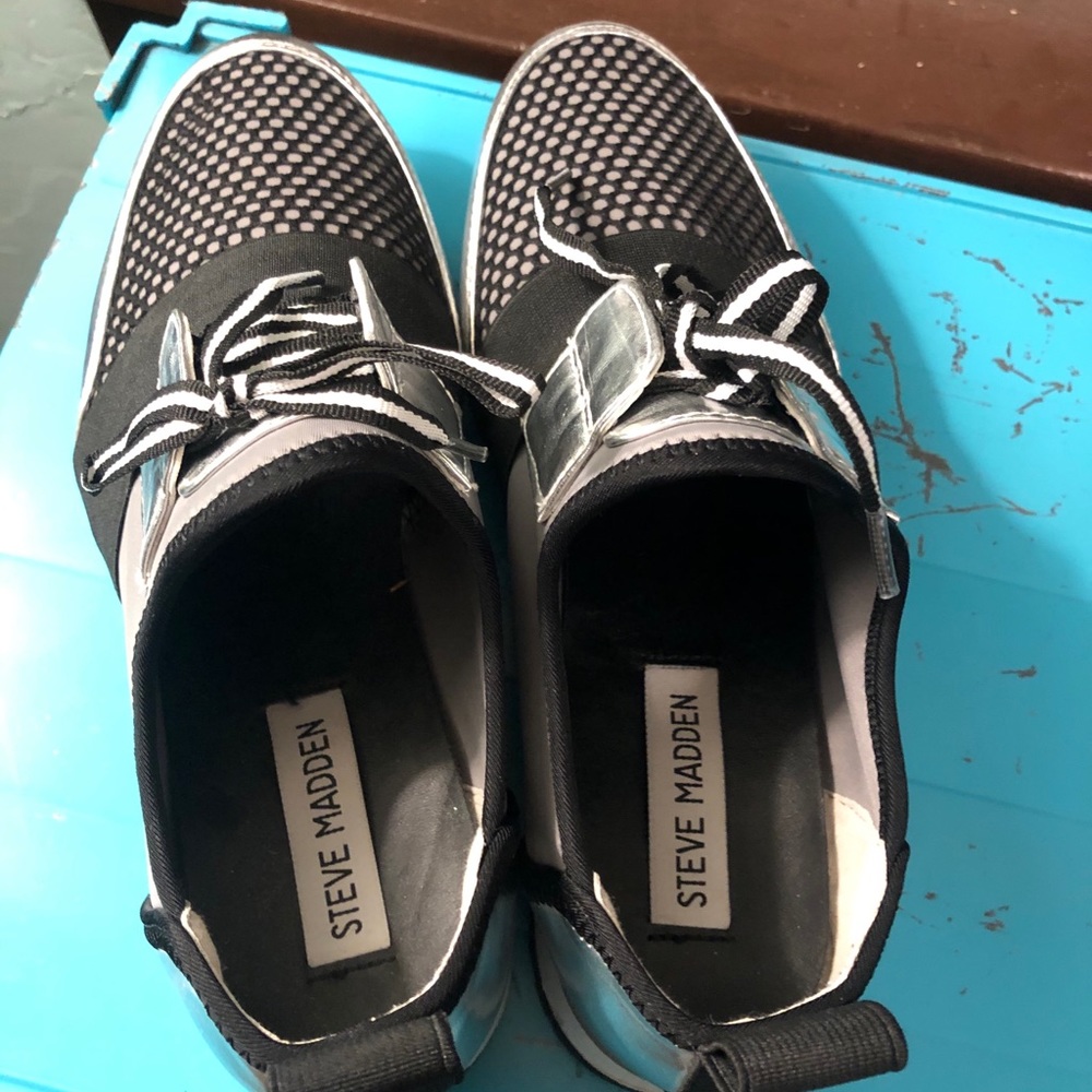 Steve Madden Artic Shoes - Size 8. - Picture 4 of 4